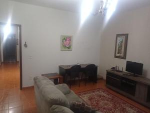uma sala de estar com um sofá e uma mesa em Casa Lá Vita em Uberaba