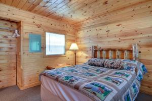 - une chambre avec un lit dans une cabane en rondins dans l'établissement Walleye Cabin on Mille Lacs Lake Boat and Fish!, à Garrison