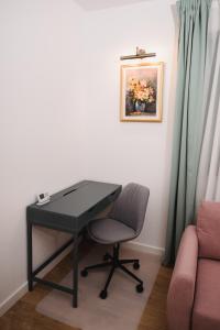 escritorio y silla en una habitación en Cotroceni Accommodations, en Bucarest