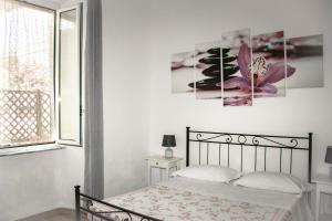 a bedroom with a bed and a window at B&B Villa Susanna in Civitavecchia