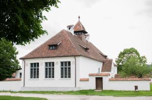 ein altes weißes Gebäude mit einem Uhrturm oben drauf in der Unterkunft Transylvania Guesthouses in Cincşor