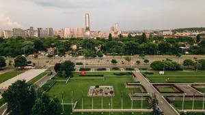 un parco con una città sullo sfondo di Crowne Plaza Belgrade, an IHG Hotel a Belgrado
