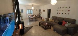 - un salon avec un canapé et une télévision dans l'établissement CASA, Piscina, Jacuzzi, Garaje, Barbacoa. (PRIVADO), à Chiclana de la Frontera