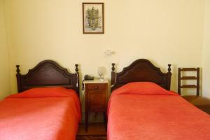 two beds sitting next to each other in a bedroom at Residencial Luz in Tomar