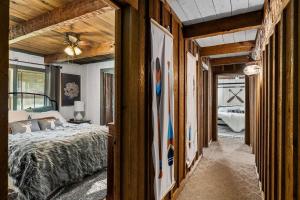 um quarto com uma cama grande num quarto em Rustic Cabin, Dock, Firepit, Kayaks & Games em Winchester