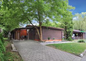 une maison avec un arbre en face dans l'établissement Aqualuna Olimia Vacation Home, à Podčetrtek