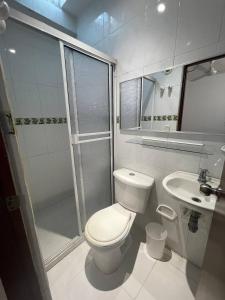 y baño con aseo, ducha y lavamanos. en Habitaciones en el Rodadero Sur en Gaira