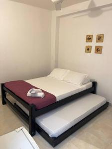 1 cama en una habitación con 2 colchones en Habitaciones en el Rodadero Sur en Gaira