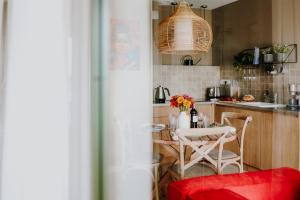 kuchnia ze stołem i krzesłami w pokoju w obiekcie Apartament Miasto i Wisła w mieście Sandomierz