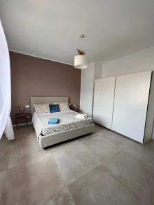 een slaapkamer met een bed en witte kasten bij Casa blu relax in Garda