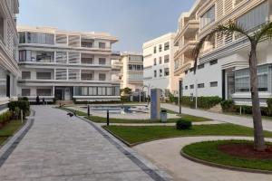 una calle vacía en una ciudad con edificios en Residence Mansbay Mansouria Beach pool WIFi, en Mohammedia