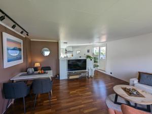 - un salon avec un canapé et une télévision dans l'établissement Sea & Mountain View Apartment Tromsø, à Tromsø
