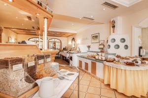 uma grande cozinha com um balcão com comida em Landhotel Stofflerwirt em Sankt Michael im Lungau