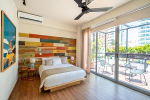 una camera da letto con un letto e un balcone di Mayan Monkey Cancun - Social Hotel a Cancún
