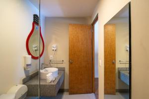 un baño con lavabo y espejo en Mayan Monkey Cancun - Social Hotel, en Cancún 26 fotos más