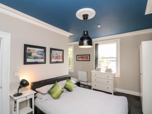 ein Schlafzimmer mit einem Bett und einem Fenster in der Unterkunft Castle View in Scarborough