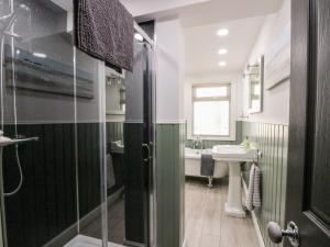 ein Badezimmer mit Dusche und Waschbecken in der Unterkunft Castle View in Scarborough + 26 Fotos