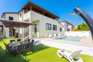 Bazén v ubytování Villa Casa Toni nebo v jeho okolí
