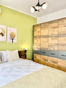 sypialnia z dużym łóżkiem i drewnianą szafką w obiekcie Colourful Apartment for 4 Guests and Free Parking w mieście Stara Zagora