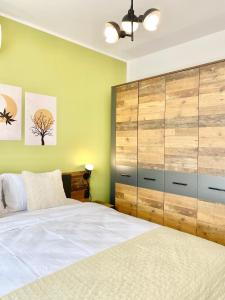Ένα ή περισσότερα κρεβάτια σε δωμάτιο στο Colourful Apartment for 4 Guests and Free Parking