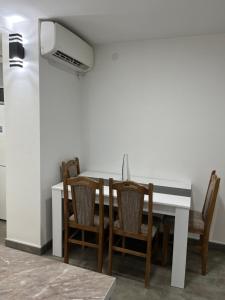 Foto dalla galleria di Apartman Jovana 2 a Sremska Mitrovica