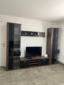 un soggiorno con TV e un centro di intrattenimento di Apartman Jovana 2 a Sremska Mitrovica