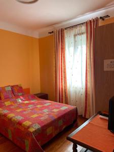 Tempat tidur dalam kamar di Habitaciónes Privadas en Hendaye "Daniela", à 5 minutes de la gare d'Hendaye et Euskotren, Wi-Fi