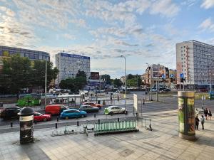 una ciudad con coches en una calle transitada con edificios en Przytulny Apartament w centrum, en Szczecin 8 fotos más