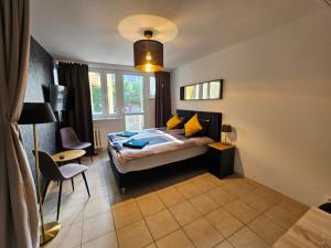 Un dormitorio con una cama, una mesa y una silla. en Przytulny Apartament w centrum, en Szczecin