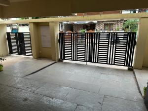an open gate in a building with a courtyard at Sreenilayam Luxury Stay Homes in Rājahmundry