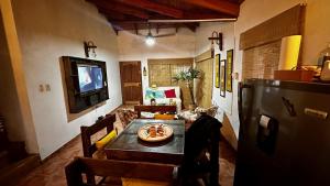 sala de estar con mesa y TV en Villa Blanca Constanza, en Constanza