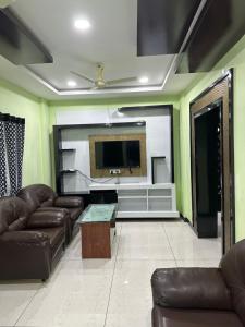 拉賈蒙德里的住宿－Sreenilayam Luxury Stay Homes，带沙发和平面电视的客厅