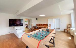 uma sala de estar com uma mesa de bilhar e uma televisão em Beautiful Home In Boult-aux-bois With Wifi em Boult-aux-Bois