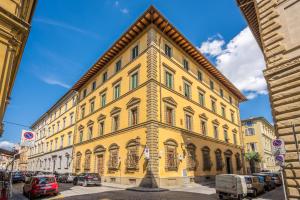 un bâtiment jaune sur le côté d'une rue dans l'établissement [5 min Duomo] Magnificent Home, à Florence