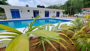 een villa met een zwembad en een huis bij VIVE El VALLE Hotel in El Valle