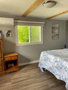 1 dormitorio con cama y ventana en Hay Bay Hideaway 