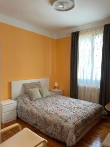 Un dormitorio con una cama grande y una ventana en Habitaciónes Privadas en Hendaye "Daniela", à 5 minutes de la gare d'Hendaye et Euskotren, Wi-Fi en Hendaya