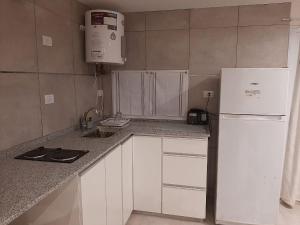 Virtuvė arba virtuvėlė apgyvendinimo įstaigoje Alquiler por día Bahía Blanca
