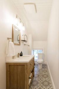 un baño con lavabo e inodoro en Waterfront with Hot Tub Joanie's Farmhouse, en Bath
