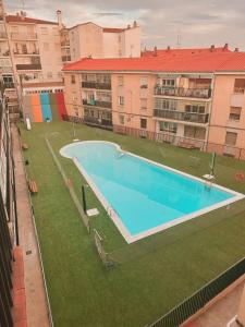 una gran piscina en la parte superior de un edificio en VuT Ávila Centro Ciudad, en Ávila