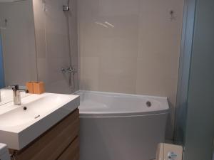 Koupelna v ubytování Korvin Plus Apartman + 10 fotografií