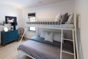 Tempat tidur susun dalam kamar di Walk to Downtown Picton, 4-bedroom