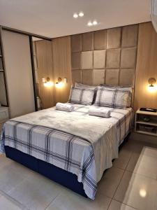 a bedroom with a large bed with two pillows at Aconchegante apartamento studio em Bananeiras in Bananeiras