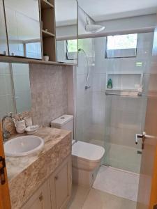 a bathroom with a sink and a toilet and a shower at Aconchegante apartamento studio em Bananeiras in Bananeiras