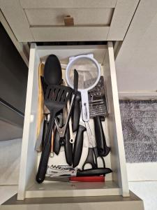 a drawer filled with cooking utensils in a kitchen at Aconchegante apartamento studio em Bananeiras in Bananeiras