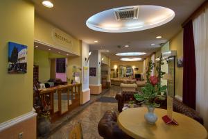 a hospital lobby with a table and leather chairs at Hotel Vila Ružica- glavna zgrada i depandanse in Crikvenica