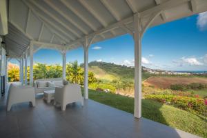 vistas al océano desde el porche de una casa en Villa Kay Pirinha, en Le Vauclin