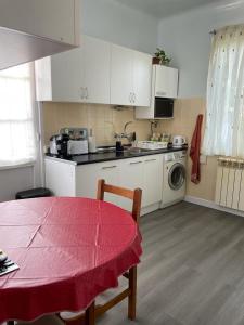 uma cozinha com uma mesa com uma toalha de mesa vermelha em Habitaciónes Privadas en Hendaye "Daniela", à 5 minutes de la gare d'Hendaye et Euskotren, Wi-Fi em Hendaye