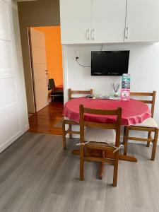 TV a/nebo společenská místnost v ubytování Habitaciónes Privadas en Hendaye "Daniela", à 5 minutes de la gare d'Hendaye et Euskotren, Wi-Fi