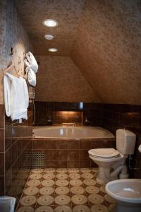 La salle de bains est pourvue d'une baignoire, de toilettes et d'un lavabo. dans l'établissement Hotel Tanum Gestgifveri, à Tanumshede
